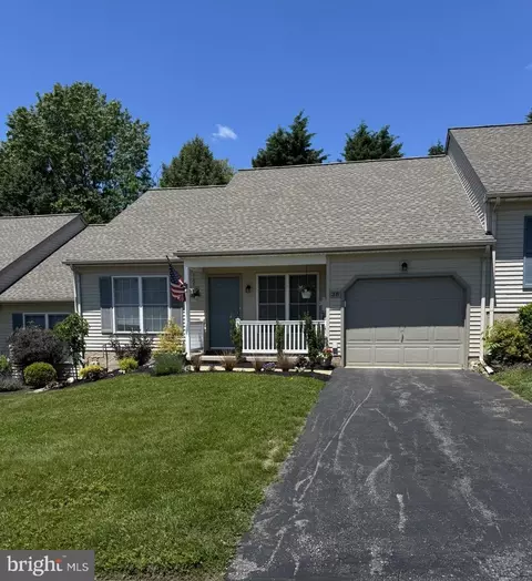 38 Knollwood Rd, Millersville, PA 17551