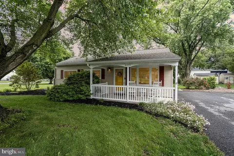 6375 Hollow Dr, East Petersburg, PA 17520