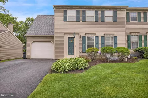 7 Mill Pond Dr, Lancaster, PA 17603