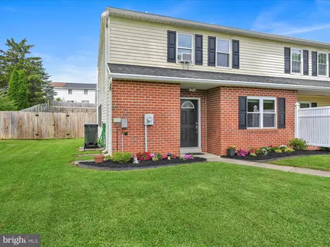 Exterior - 461 Crosswinds Dr, Lititz, PA 17543 photo 4 of 6