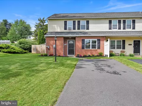 Exterior - 461 Crosswinds Dr, Lititz, PA 17543 photo 2 of 6