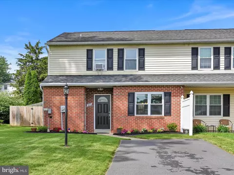 461 Crosswinds Dr, Lititz, PA 17543