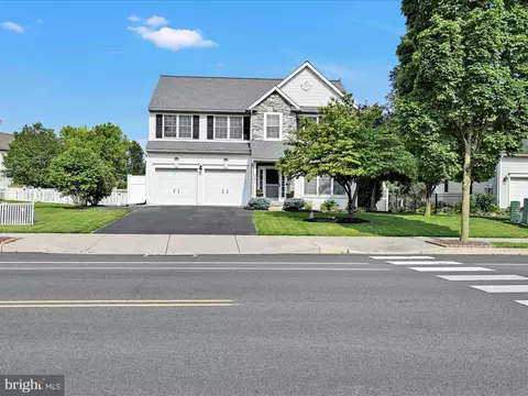 251 N Oak St, Lititz, PA 17543 photo 3