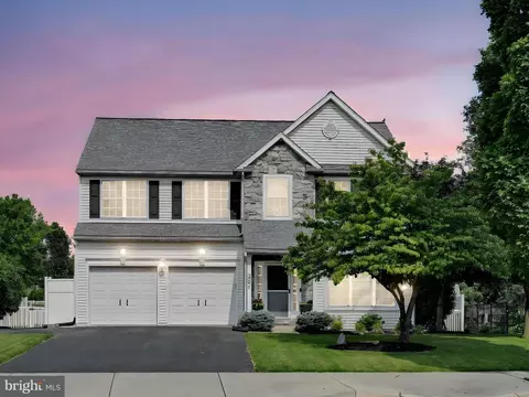 251 N Oak St, Lititz, PA 17543 photo 2