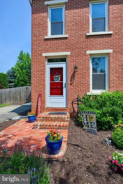 1676 Chadwick Cir, Lancaster, PA 17603