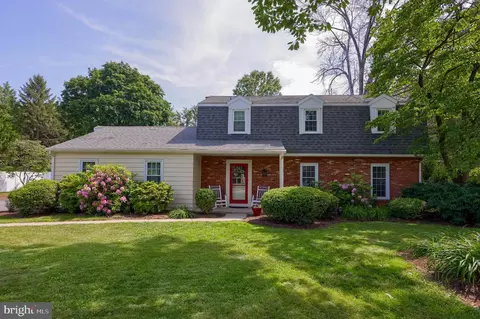 1330 Foxcroft Dr, Lancaster, PA 17601