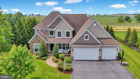 464 Greenhedge Dr, Lancaster, PA 17603