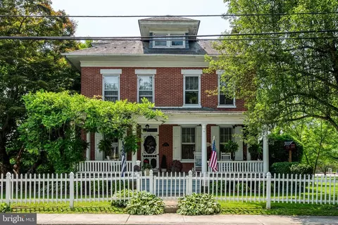 44 W Cottage Ave, Millersville, PA 17551