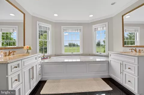 Bath - 54 Oakhill Dr, Lititz, PA 17543 photo 2 of 5