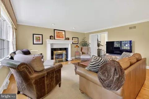 Living - 54 Oakhill Dr, Lititz, PA 17543 photo 1 of 2