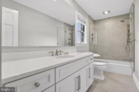 Bath - 54 Oakhill Dr, Lititz, PA 17543 photo 4 of 5