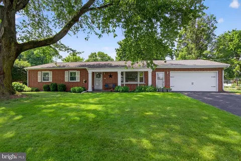 5032 Martin Dr, East Petersburg, PA 17520