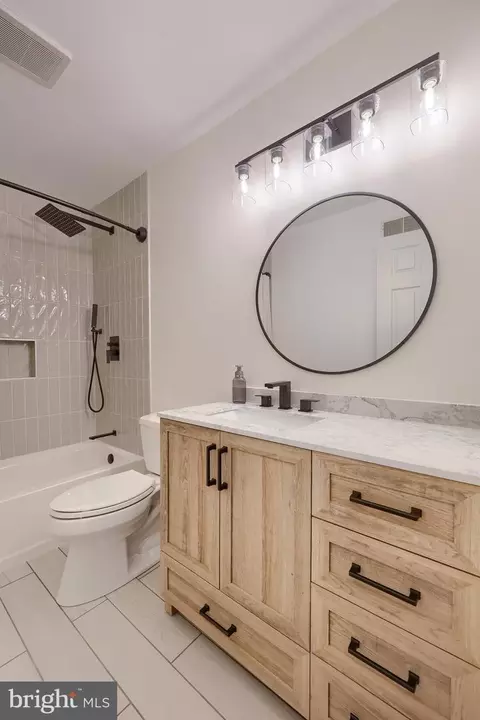 Bath - 51 Tupelo St, Lititz, PA 17543 photo 2 of 4