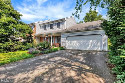 18 Brookview Dr, Lititz, PA 17543
