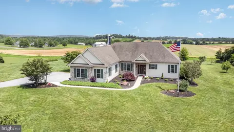 41 Fence Row Ln, Manheim, PA 17545