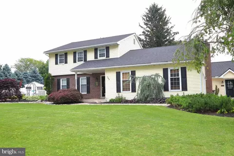 146 Skyline Dr, New Holland, PA 17557