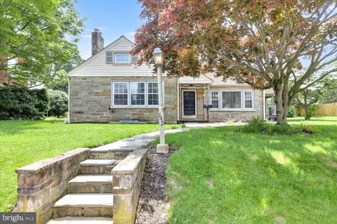 142 W Broad St, New Holland, PA 17557