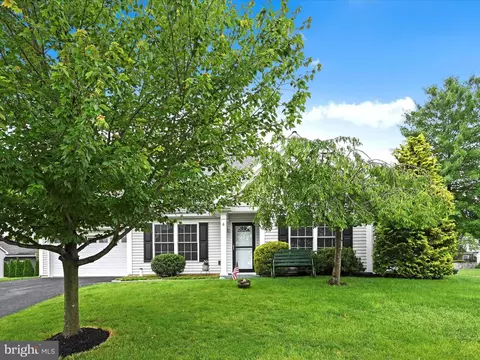 6 Truman Dr, Ephrata, PA 17522