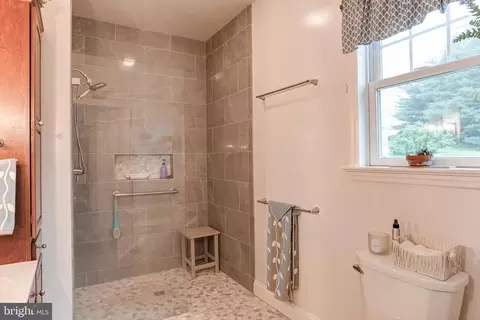 Bath - 10 Elser Hill Rd, Lititz, PA 17543 photo 2 of 5