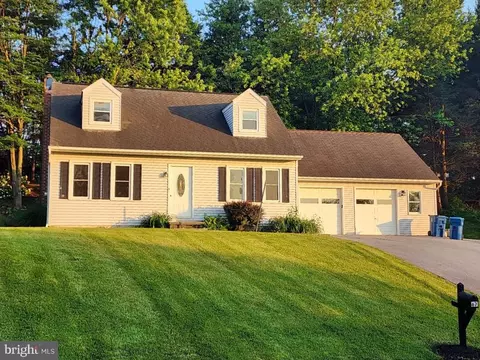 67 Angela Dr, Elizabethtown, PA 17022