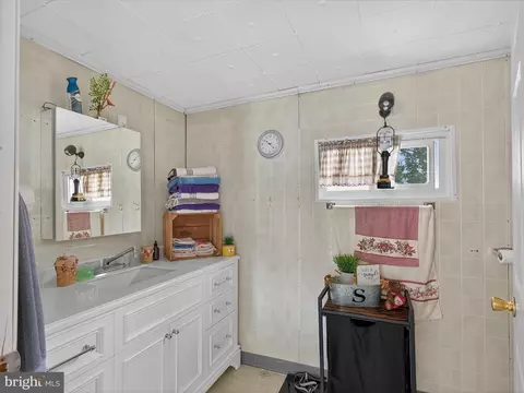 Bath - 105 Fairland Rd, Lititz, PA 17543 photo 1 of 3