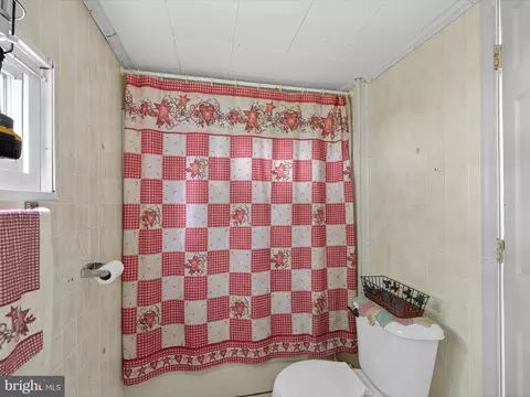 Bath - 105 Fairland Rd, Lititz, PA 17543 photo 2 of 3