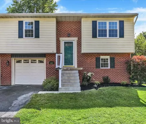 483 Crosswinds Dr, Lititz, PA 17543