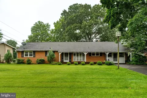 60 Ridge View Dr, Leola, PA 17540