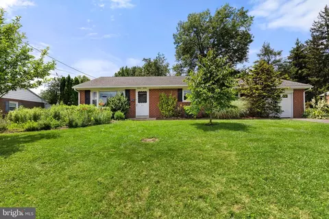 421 Penn View Dr, Millersville, PA 17551