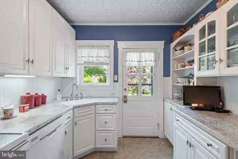 Kitchen - 420 Linden St, Lititz, PA 17543 photo 2 of 3