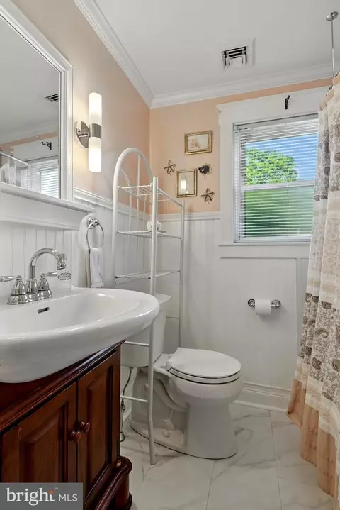 Bath - 420 Linden St, Lititz, PA 17543 photo 2 of 2
