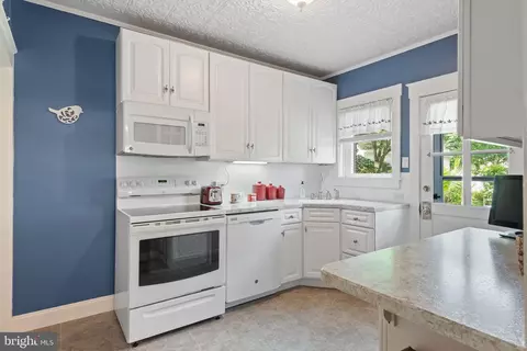 Kitchen - 420 Linden St, Lititz, PA 17543 photo 1 of 3