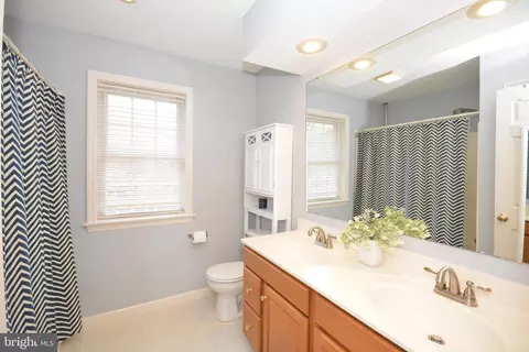 Bath - 321 Coventry Ln, Lititz, PA 17543 photo 1 of 2