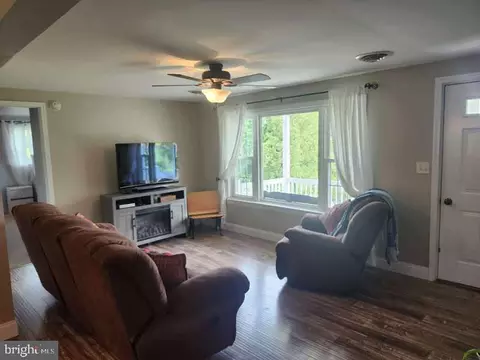 Living - 318 Long Ln, Lititz, PA 17543 photo 2 of 2