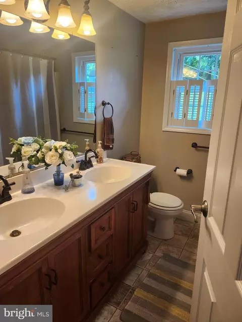Bath - 318 Long Ln, Lititz, PA 17543 photo 1 of 2