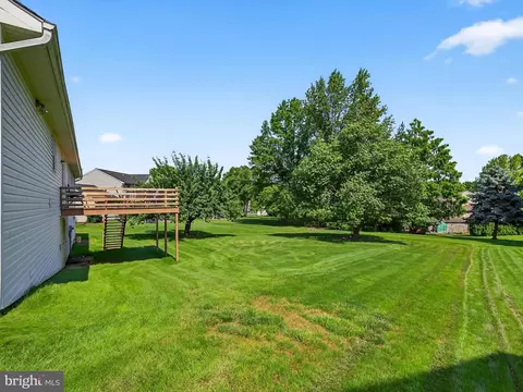 Exterior - 27 Diane Ave, Lititz, PA 17543 photo 3 of 4