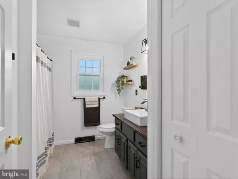 Bath - 27 Diane Ave, Lititz, PA 17543 photo 1 of 3