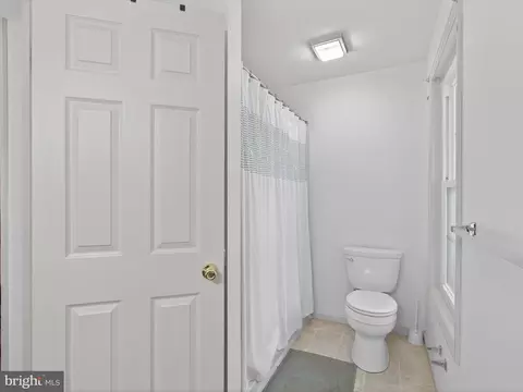 Bath - 27 Diane Ave, Lititz, PA 17543 photo 3 of 3