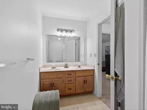 Bath - 27 Diane Ave, Lititz, PA 17543 photo 2 of 3