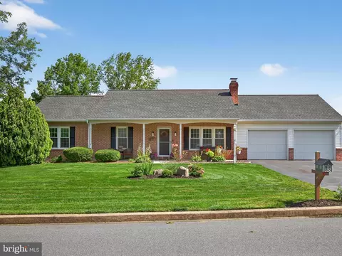 Exterior - 27 Diane Ave, Lititz, PA 17543 photo 2 of 4