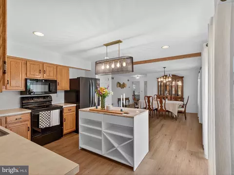 Kitchen - 27 Diane Ave, Lititz, PA 17543 photo 2 of 2