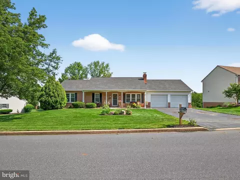 27 Diane Ave, Lititz, PA 17543