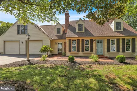 Exterior - 208 Queens Gate Rd, Lititz, PA 17543 photo 5 of 12