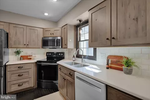 Kitchen - 208 Queens Gate Rd, Lititz, PA 17543 photo 2 of 3