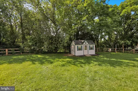 Exterior - 208 Queens Gate Rd, Lititz, PA 17543 photo 8 of 12