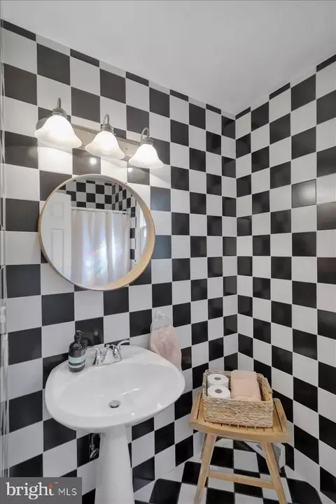 Bath - 208 Queens Gate Rd, Lititz, PA 17543 photo 1 of 5