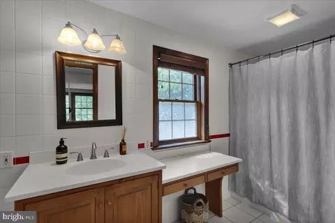 Bath - 208 Queens Gate Rd, Lititz, PA 17543 photo 4 of 5