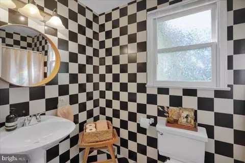 Bath - 208 Queens Gate Rd, Lititz, PA 17543 photo 3 of 5