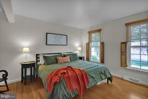 Bedroom - 208 Queens Gate Rd, Lititz, PA 17543 photo 2 of 6