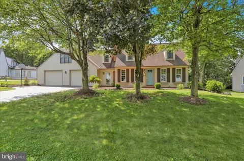 208 Queens Gate Rd, Lititz, PA 17543